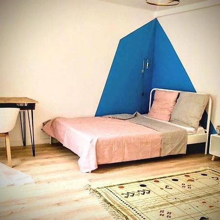 Une Maison Design Dans Le Centre Ville Фоа Екстериор снимка
